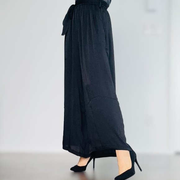 🌟 Flowy Black Pants with Silk-Like Texture 🌟 - Picture 2 of 9